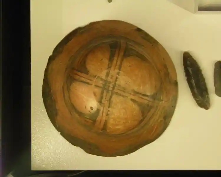 Dish with solar cross